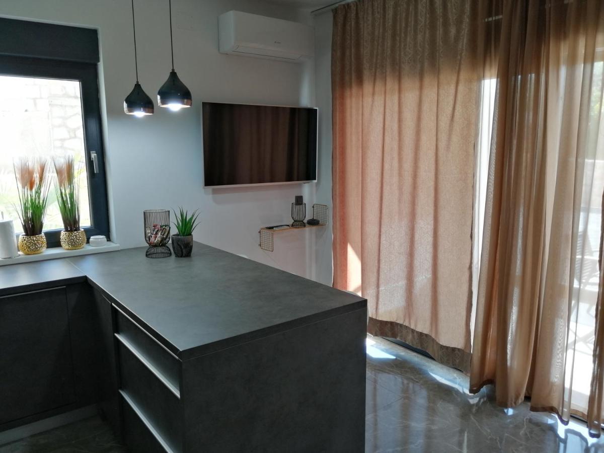 Golden Sunset Apartment Njivice Exterior photo